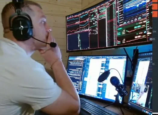 Gabriel en direct devant ses écrans, le terminal HEDGEFLOW ouvert